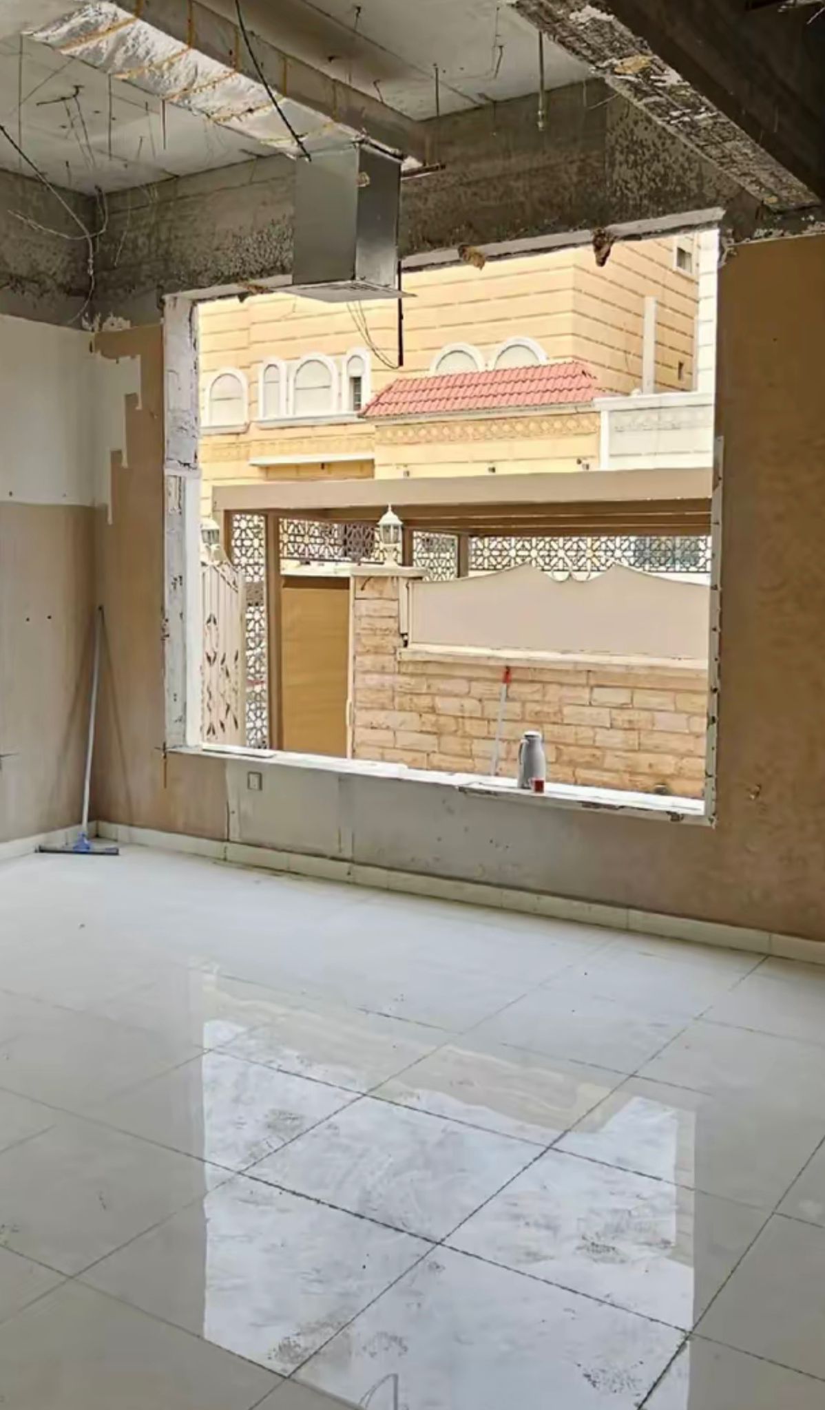 قص باب خرساني لتوسيع فتحة في جدار مسلح بالكويت
